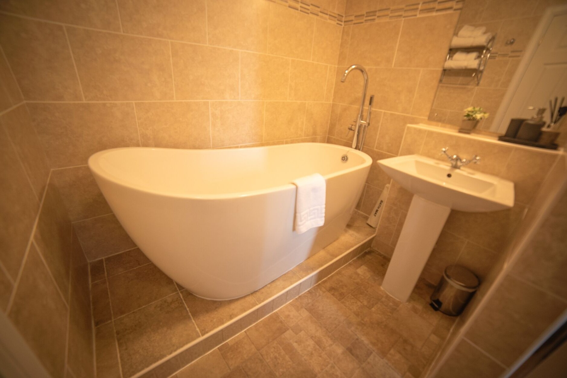 Freestanding bath and sink